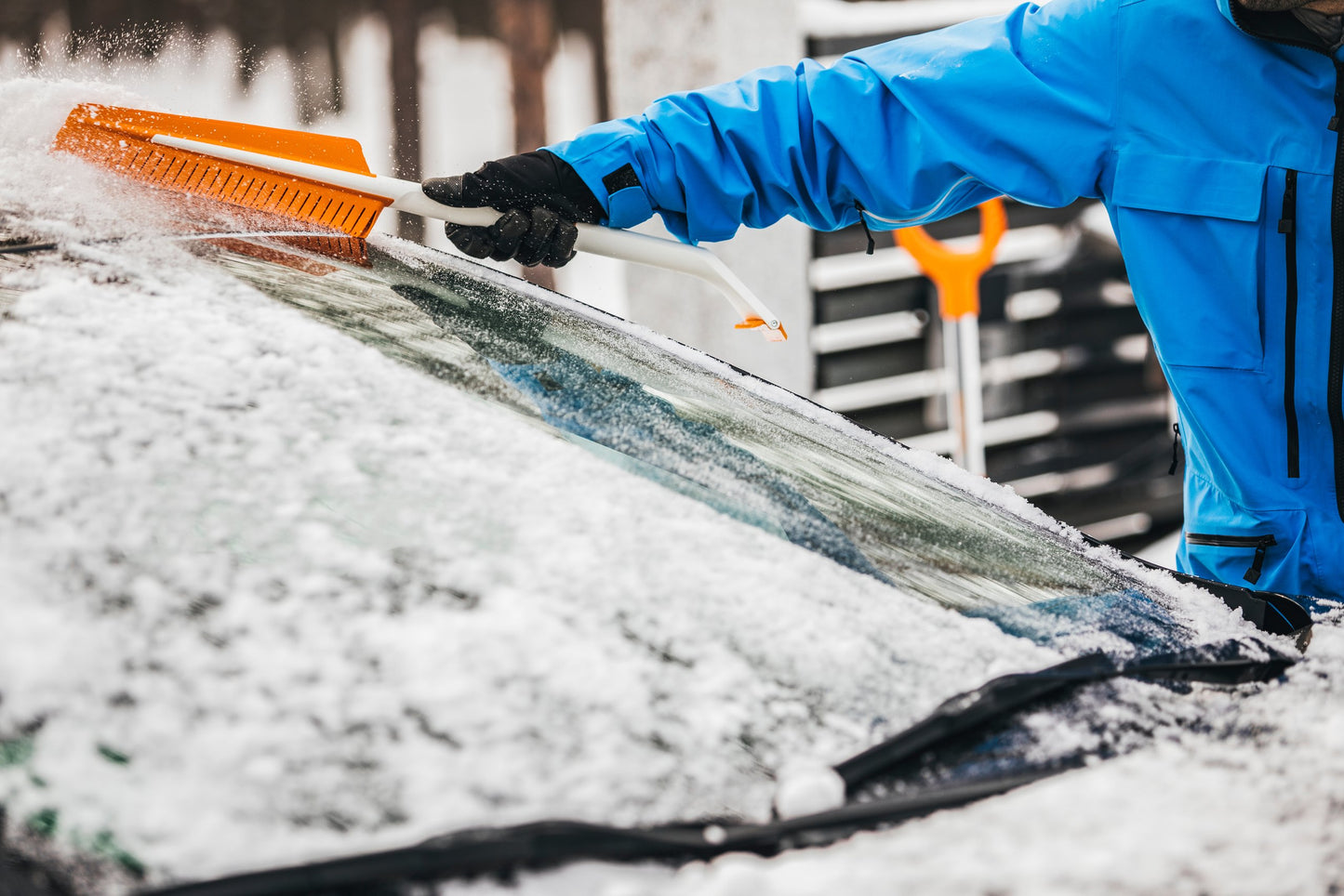 Perie zăpadă cu racletă integrată - Fiskars SnowXpert