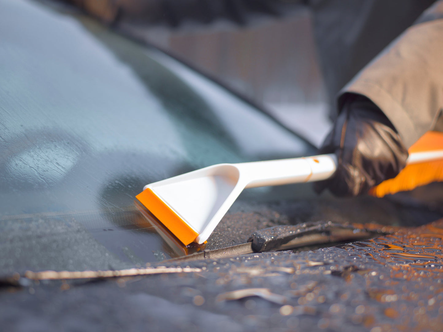 Perie zăpadă cu racletă integrată - Fiskars SnowXpert